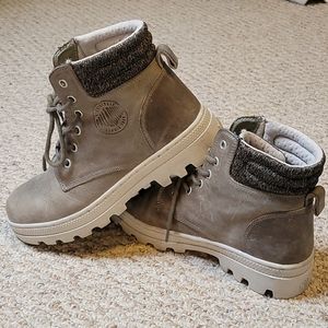 Women Palladium Boots size 8